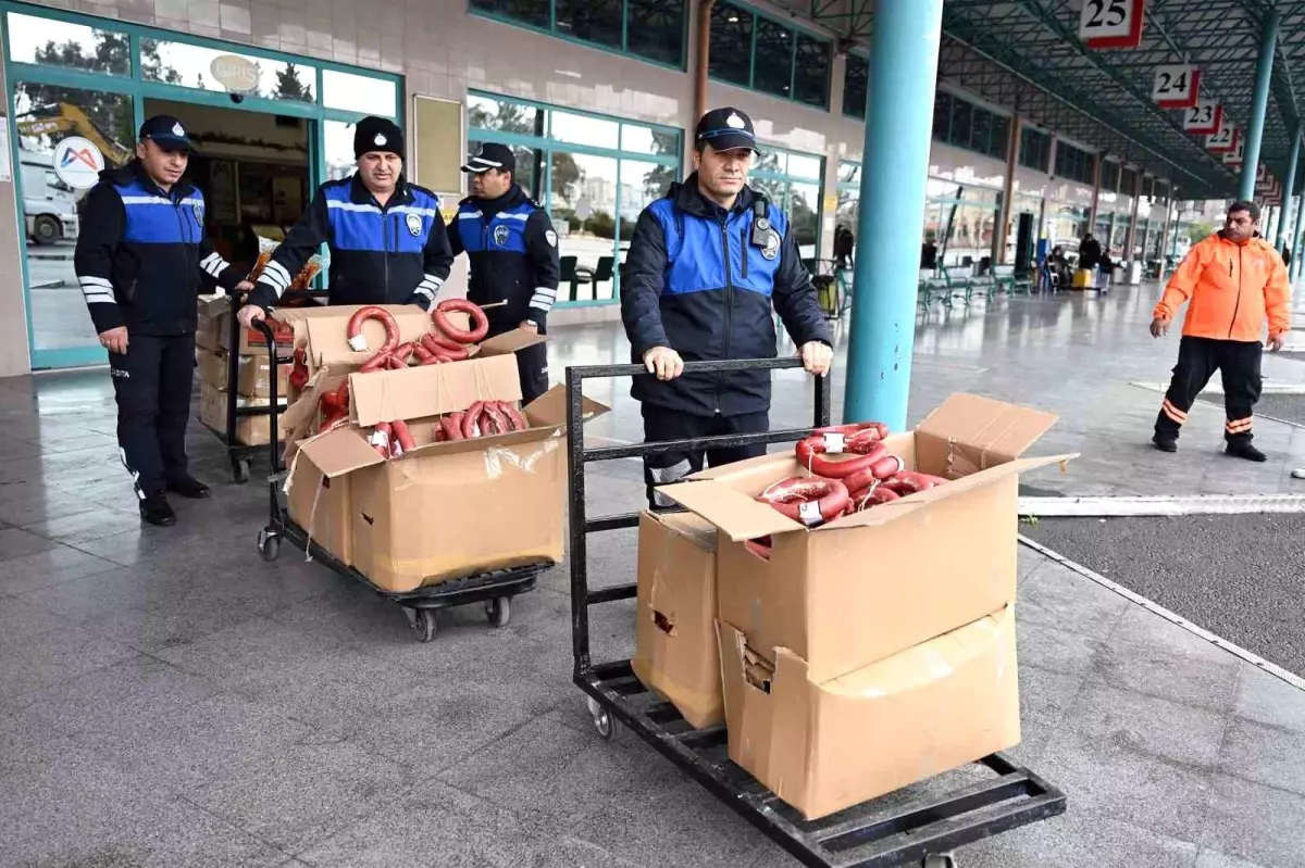 Mersin'de Zabıta, Sağlıksız Sucuk ve Çiğköfteyi Yolda Ele Geçirip İmha Etti