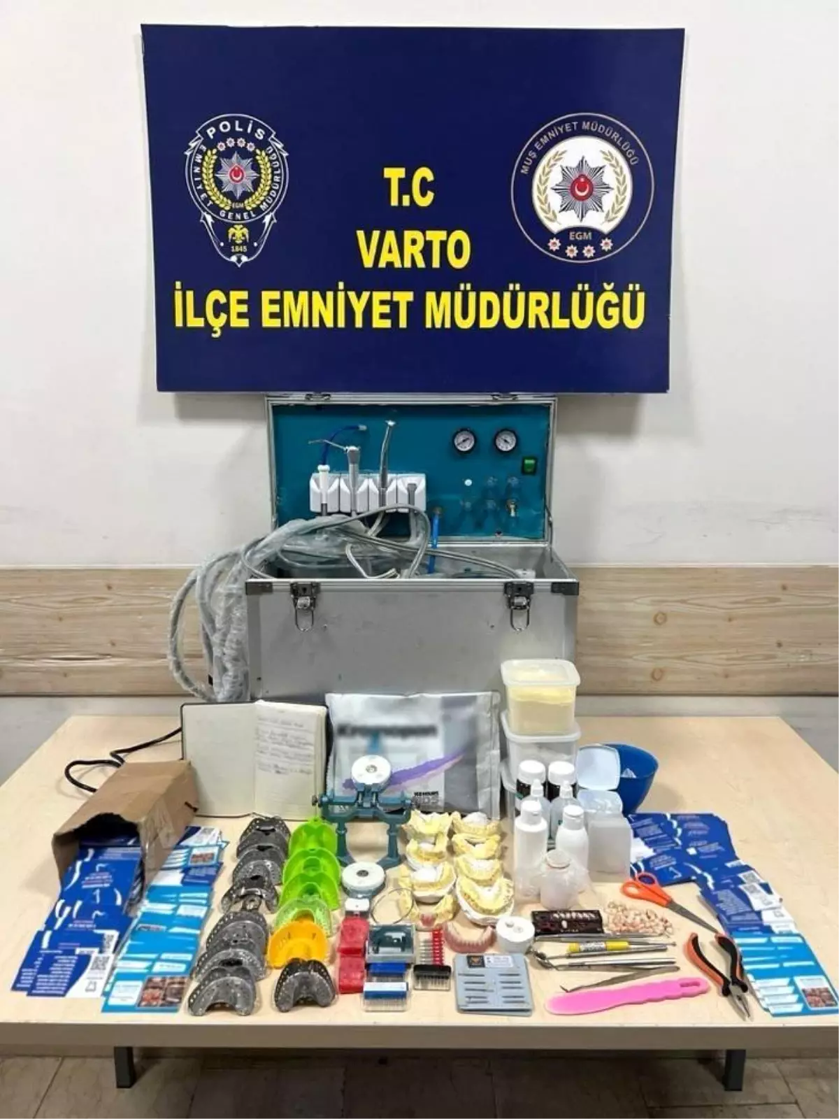 Varto’da Ruhsatsız Dişçi Gözaltına Alındı: Evini Klinik Gibi Kullanan Sahte Dişçi