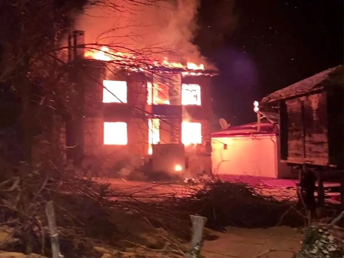 Ordu Ünye'de Sobadan Çıkan Yangın Müstakil Evi Yok Etti