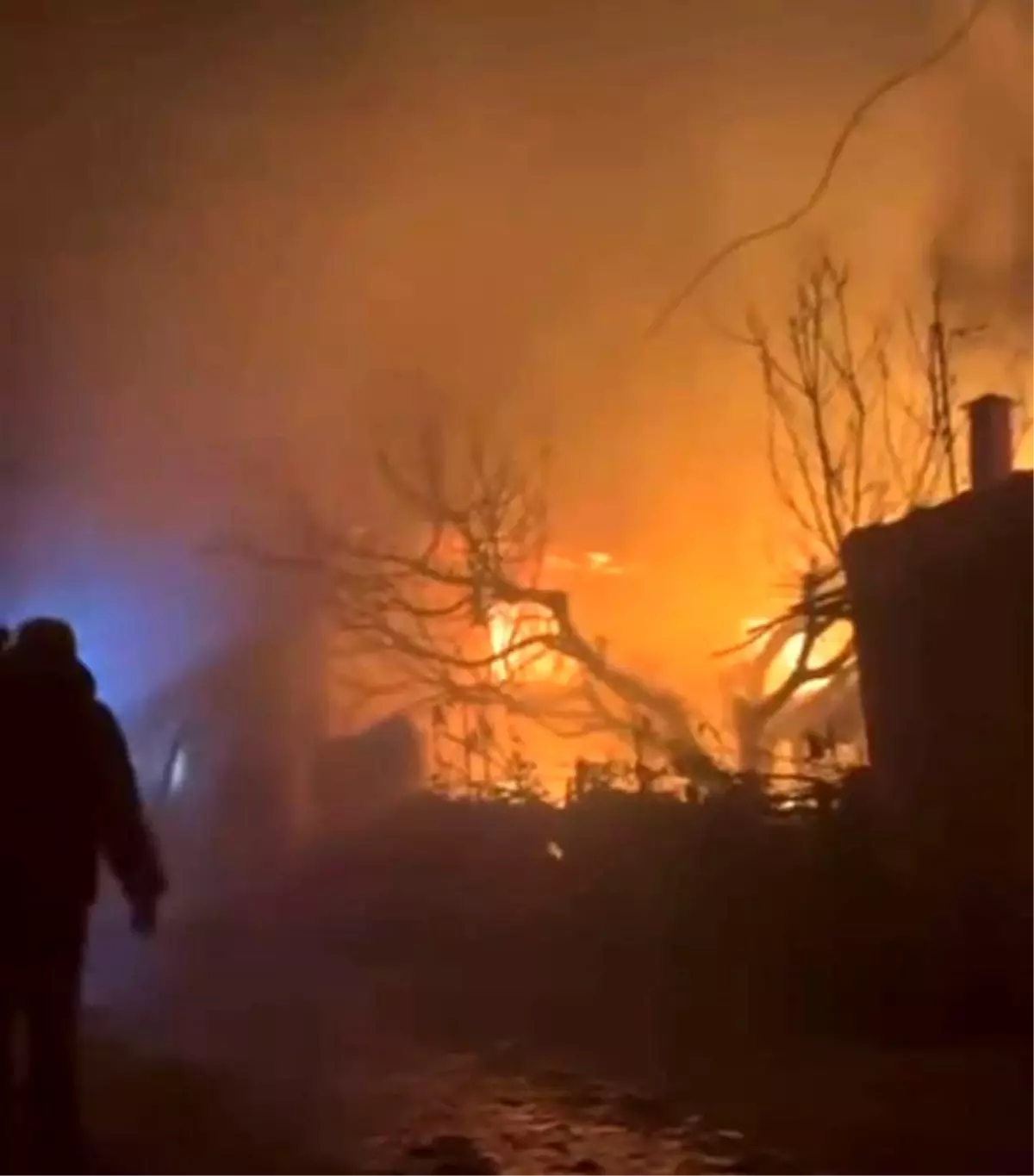 Bursa’nın Orhaneli İlçesinde Ev Yangını: Maddi Zarar Artıyor