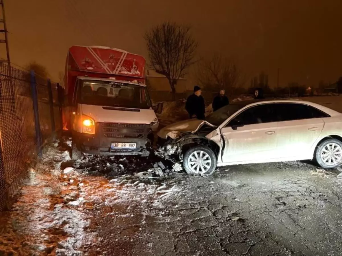 Kayseri Kocasinan’da Otomobil ve Kamyonet Çarpıştı: 3 Yaralı