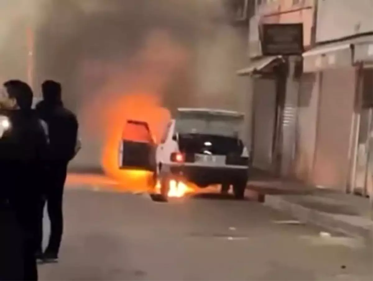 Van’da İpekyolu’nda Park Halindeki Araç Alev Aldı