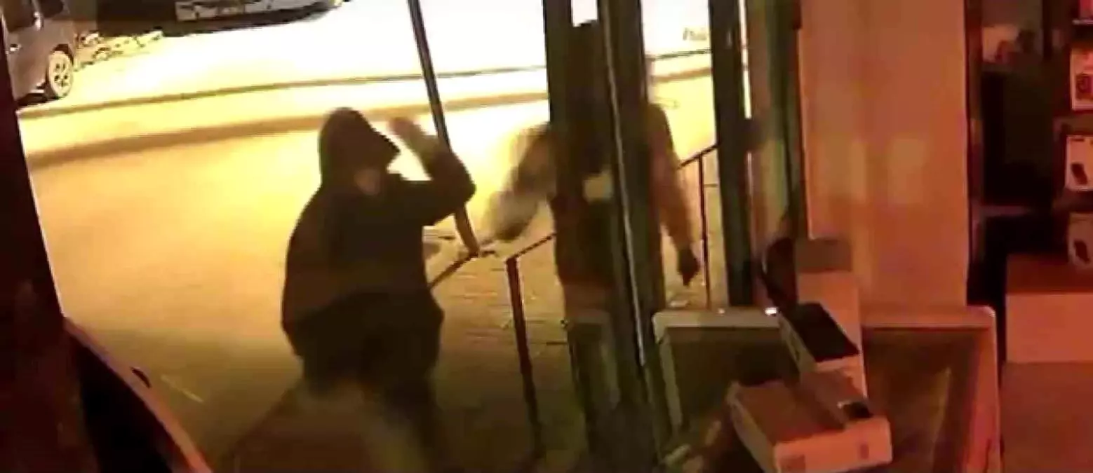 Adana’da Telefoncu Dükkanına Yönelik Cam Kırma ve Hırsızlık Olayı