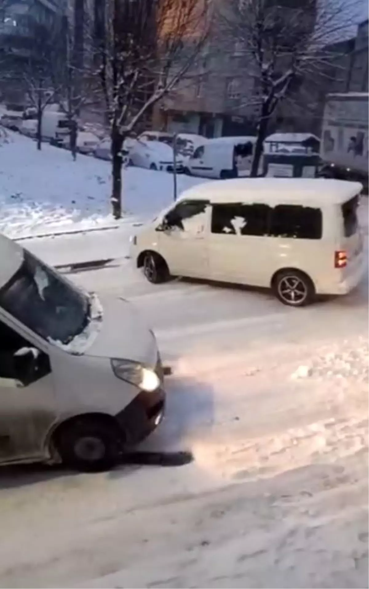 İstanbul’da Kaygan Karla Yol Açan Trafik Kazaları Artıyor