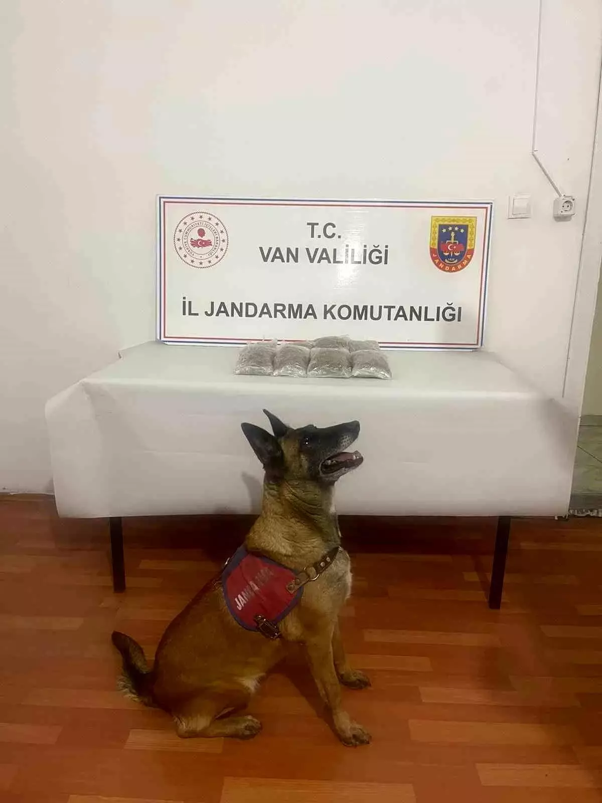 Muradiye'de Jandarma Operasyonu: 1,08 Kg Kubar Esrar Ele Geçirildi