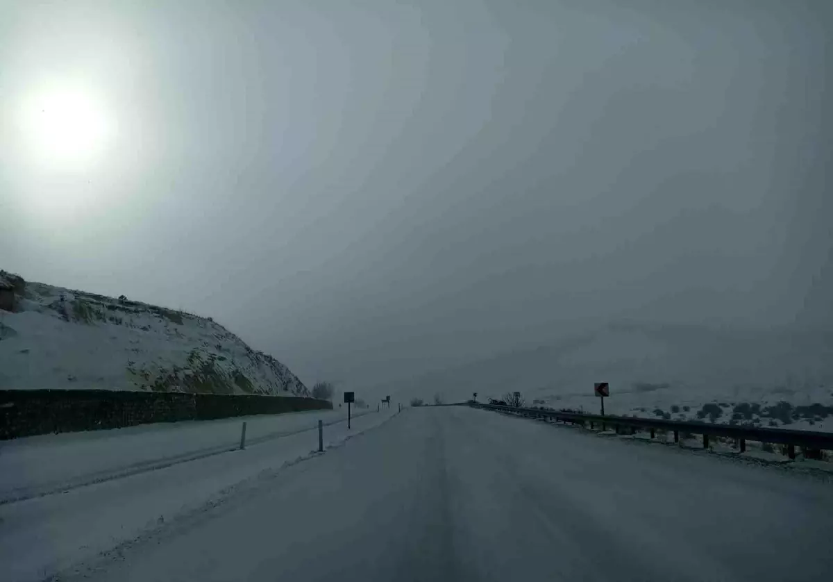 Gürün'de Şiddetli Kar Yağışı Kayseri‑Malatya Yolunu Kapatıyor