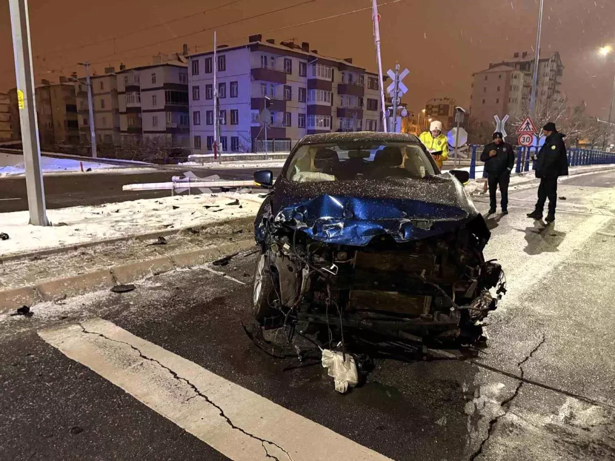 Kayseri Kocasinan’da SUV ve Yük Treni Çarpıştı: Sürücü Hafif Yaralı