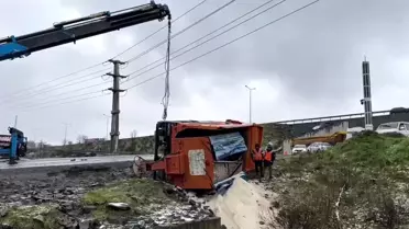 Devrilen kar küreme aracının fotoğrafı