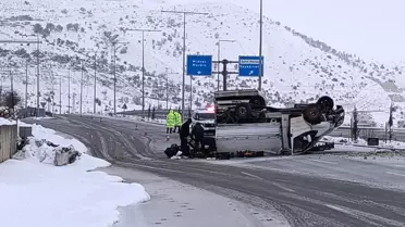 Gercüş’te Meyve Yüklü Kamyonet Kontrolden Çıktı, Devrildi