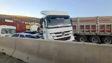 Hatay’da Buzlu Yollarda Zincirleme Trafik Kazası: 12 Araç Çarpıştı, 11 Yaralı