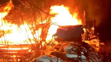 Yangını söndürmeye çalışan itfaiye ekipleri