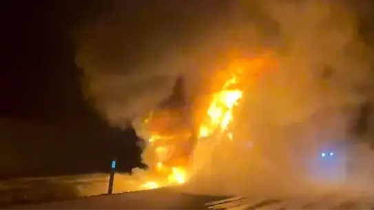 Yangına maruz kalan tırın yakın çekimi