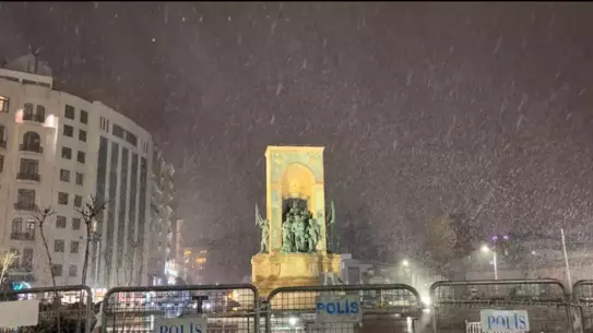 Kar yağışı altında Taksim sokakları