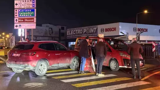 Adapazarı'nda SUV ve Otobüs Çarpıştı: 5 Yaralı