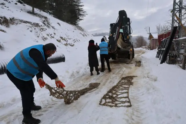 Karla kaplı orman içi manzara