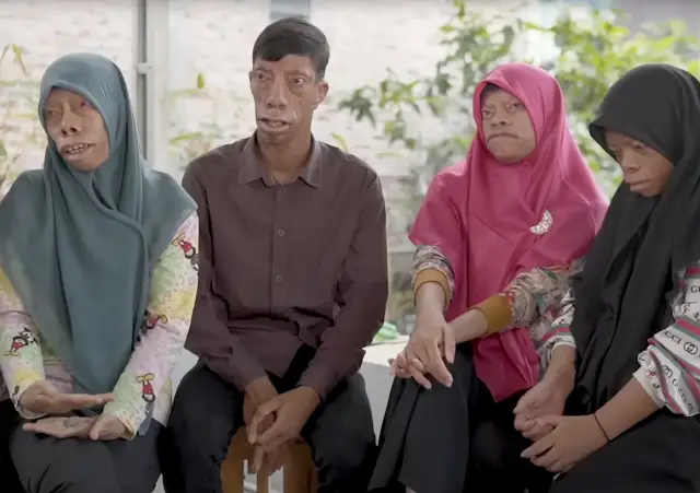 Aile üyelerinin çocuklarıyla oyun oynadığı an