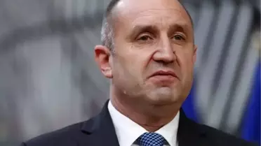 İstifa duyurusu sırasında Rumen Radev'in fotoğrafı