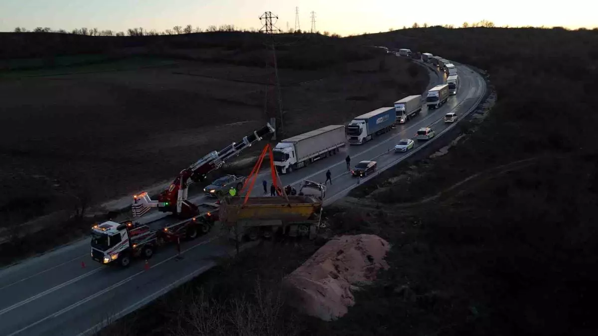 Edirne'de Çakıl Yüklü Hafriyat Kamyonu Yoldan Çıktı, 1 Kişi Yaralandı