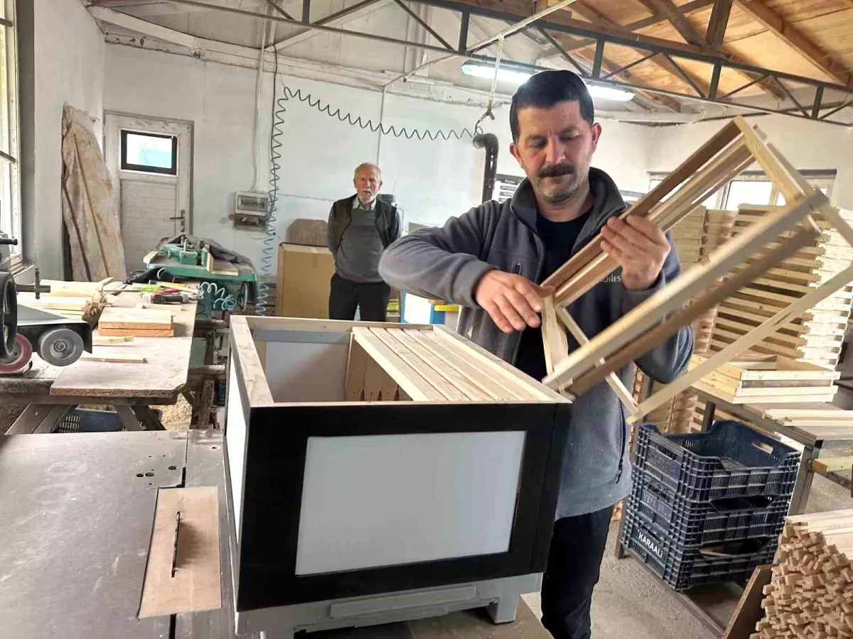 İnegöl’de Arıcılıkta Devrim: Renkli ve Isı Yalıtımlı Kovanlar