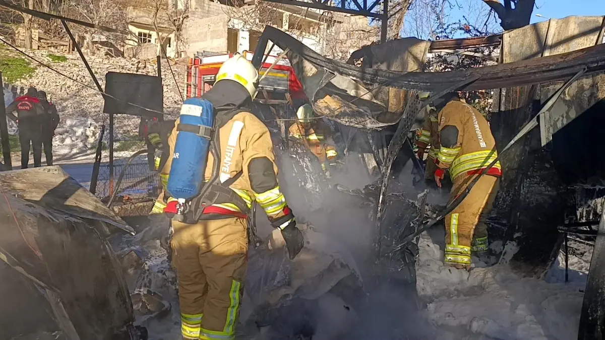 Kahramanmaraş Onikişubat'ta Konteyner Yangını: 3 Konteyner ve 3 Araç Yok Oldu