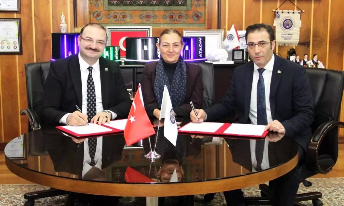 Atatürk Üniversitesi Kadınlara Yeni Halı Dokuma Eğitimleriyle İş İmkanı Sunuyor