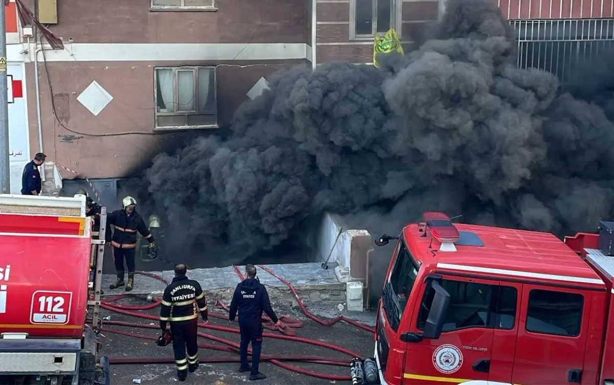 Şanlıurfa'da Koltuk ve Yatak Atölyesinde Çıkan Yangın Kontrol Altına Alındı