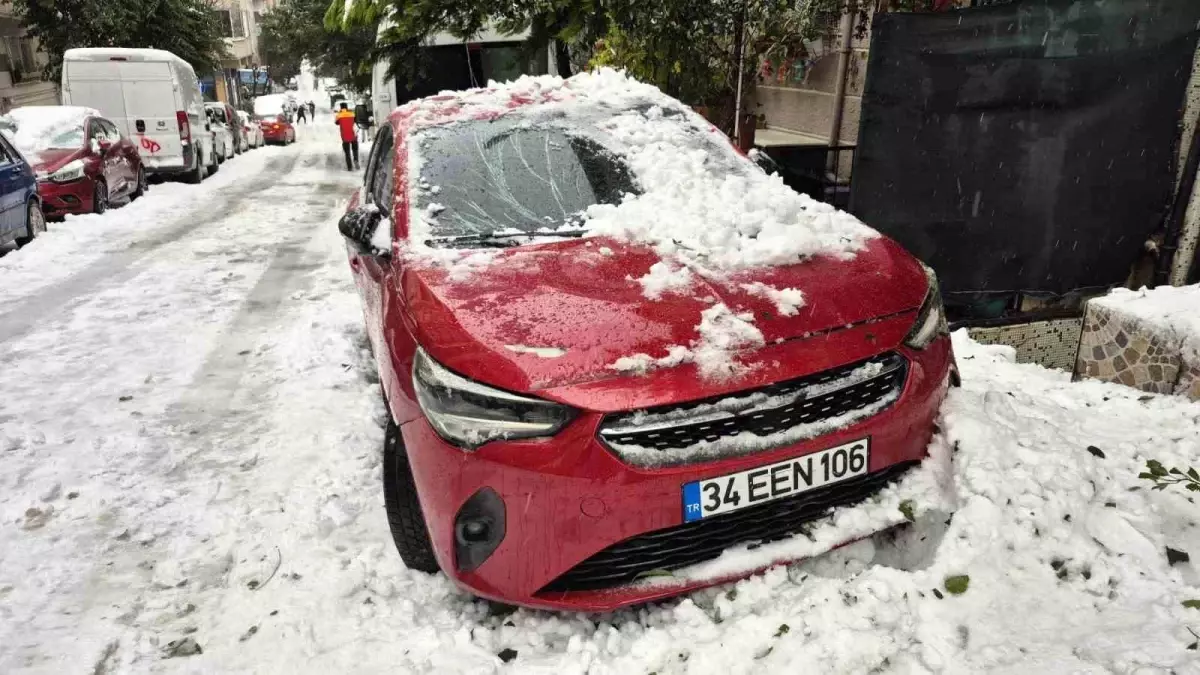 Sultangazi'de Kar Yükü Park Halindeki Araçları Yıktı