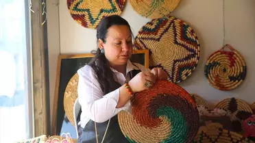 Emel Temizkan hasır örme çalışması