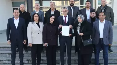 Mevlüt Akıllı mazbatasını alırken