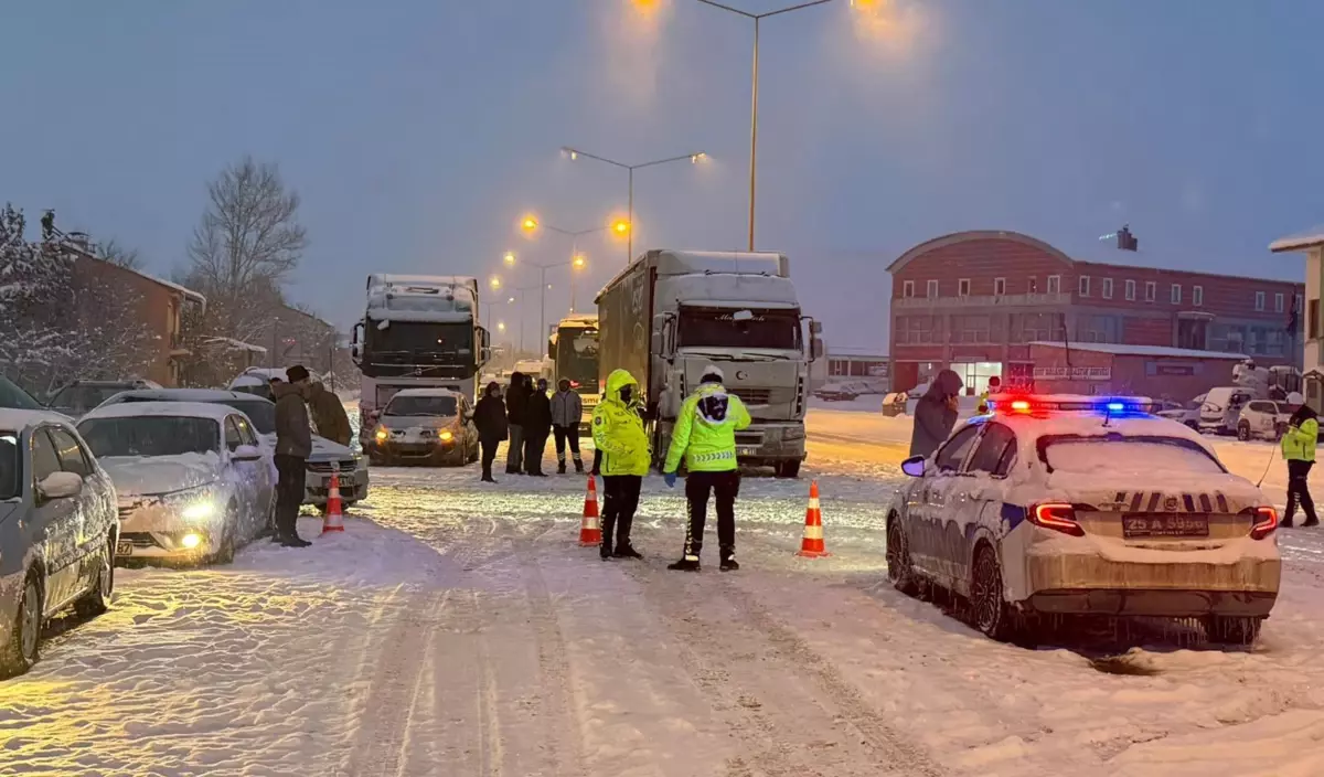 Kop Dağı Geçidi Yoğun Kar Nedeniyle Trafiğe Kapatıldı