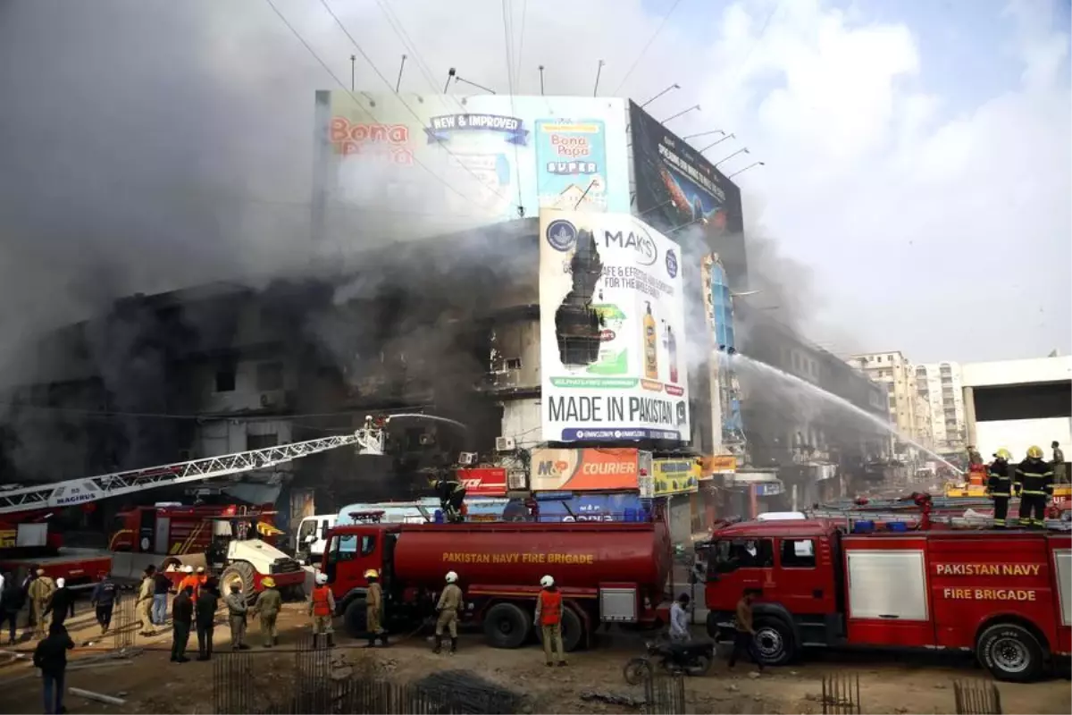 Karaçi Alışveriş Merkezi Yangınında 14 Kişi Hayatını Kaybetti