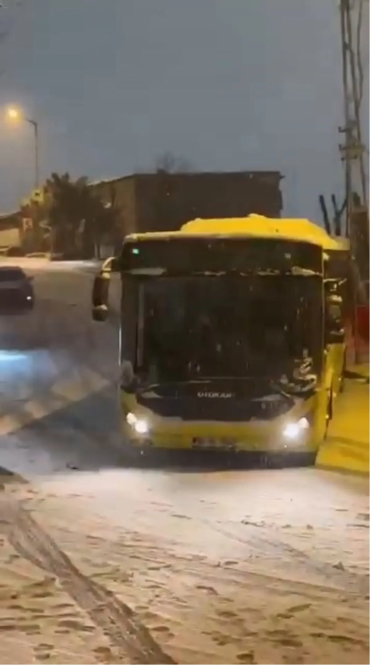 İstanbul’da Şiddetli Kar Yağışı Trafiği Felçledi, İETT Otobüsü Kaza Yaptı