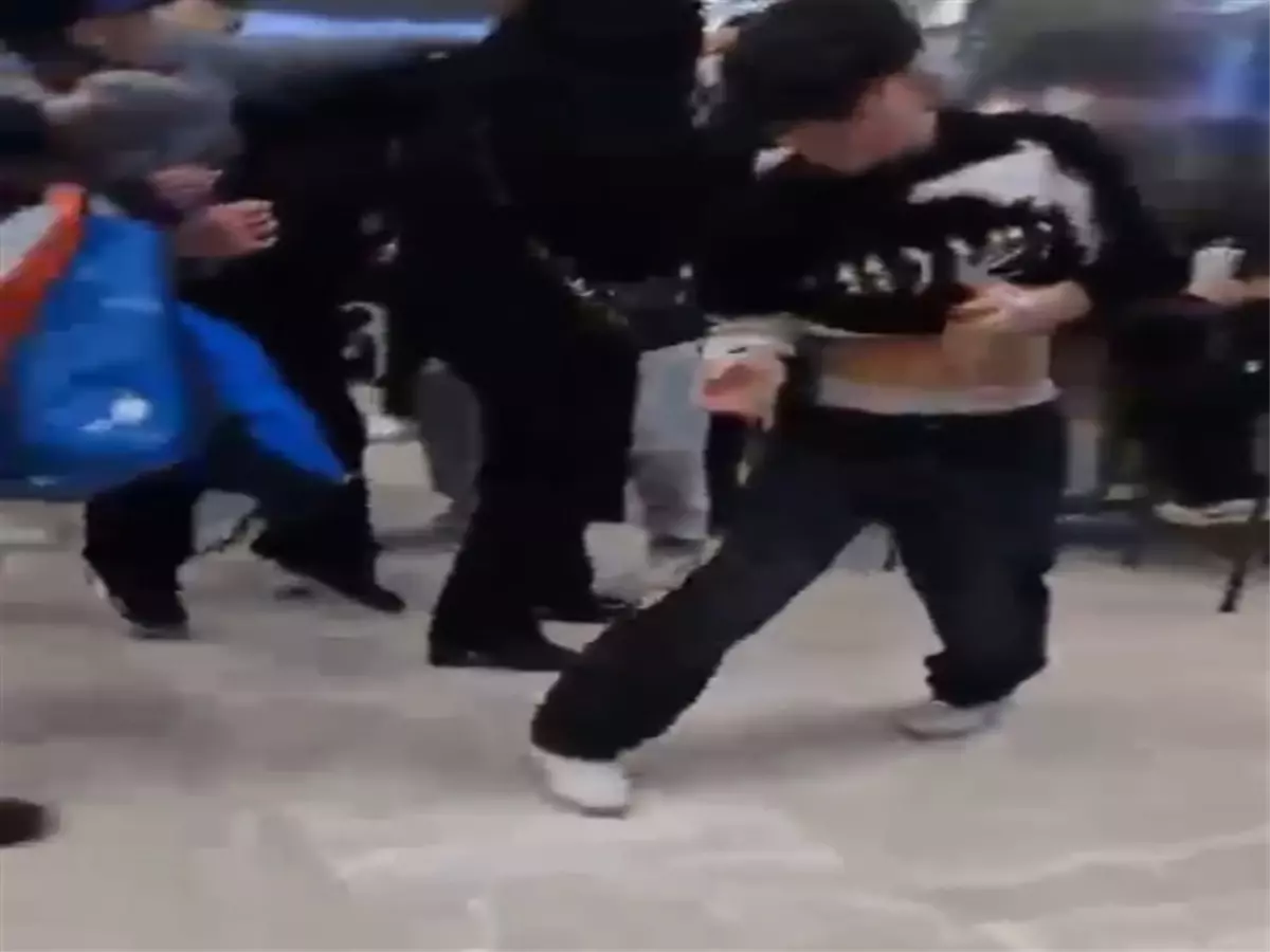 Alışveriş Merkezi'nde Bıçaklı Kavga: İki Genç Tutuklandı