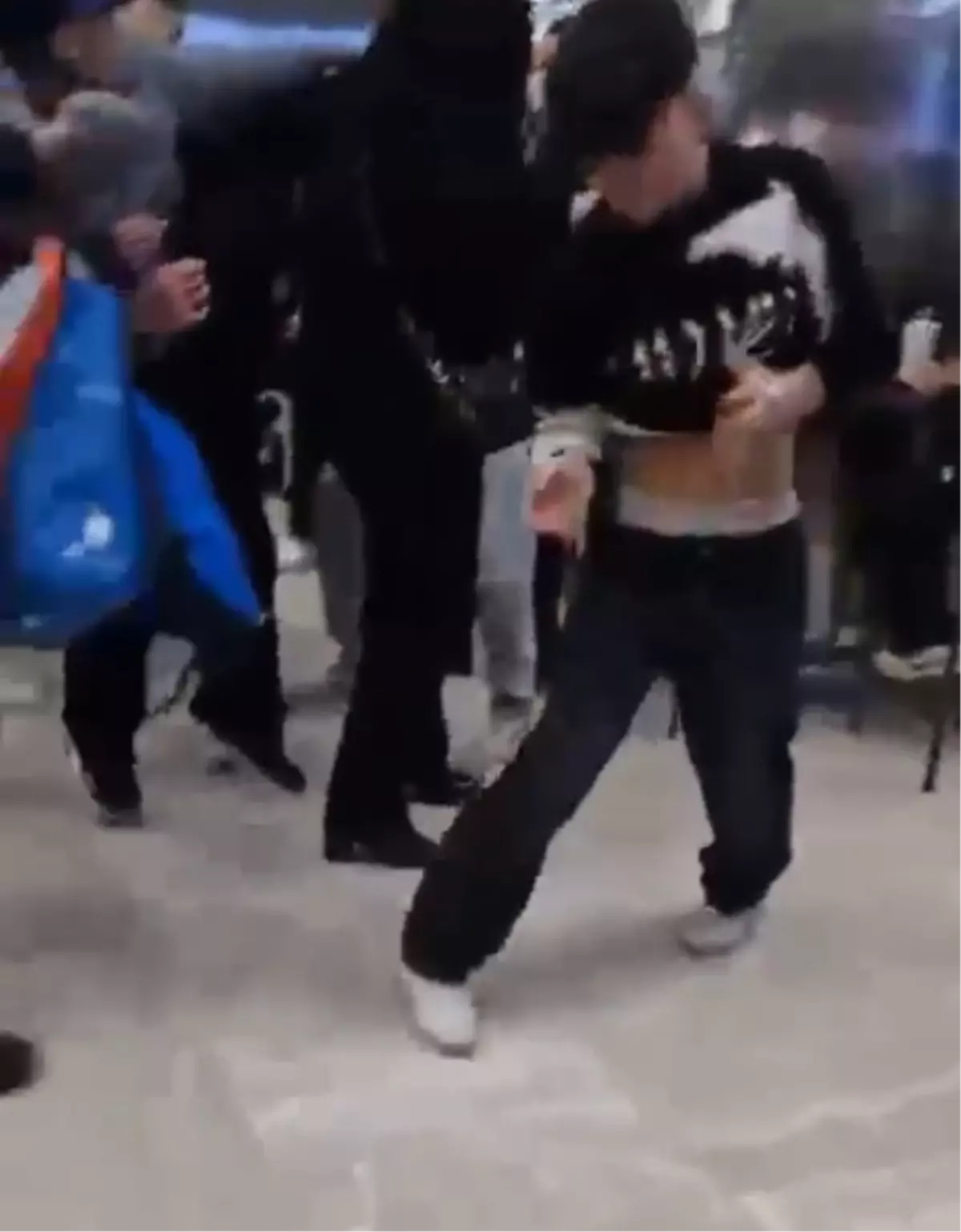 AVM'de Çıkan Bıçaklı Kavga: Bir Yaralı ve Gergin Atmosfer