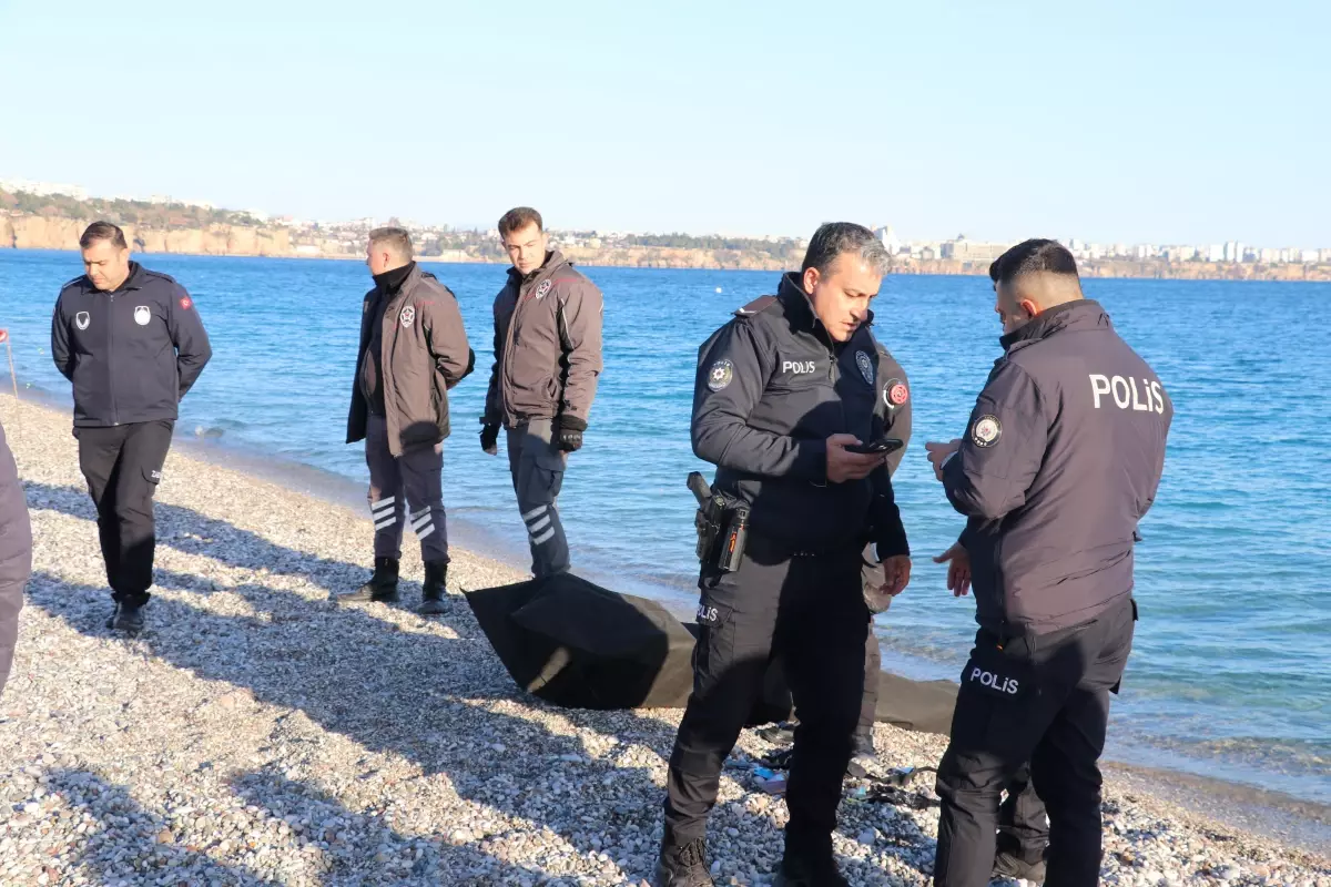 Antalya Konyaaltı'nda Balıkçılar Oltalarına Takılan Cesetle Karşılaştı