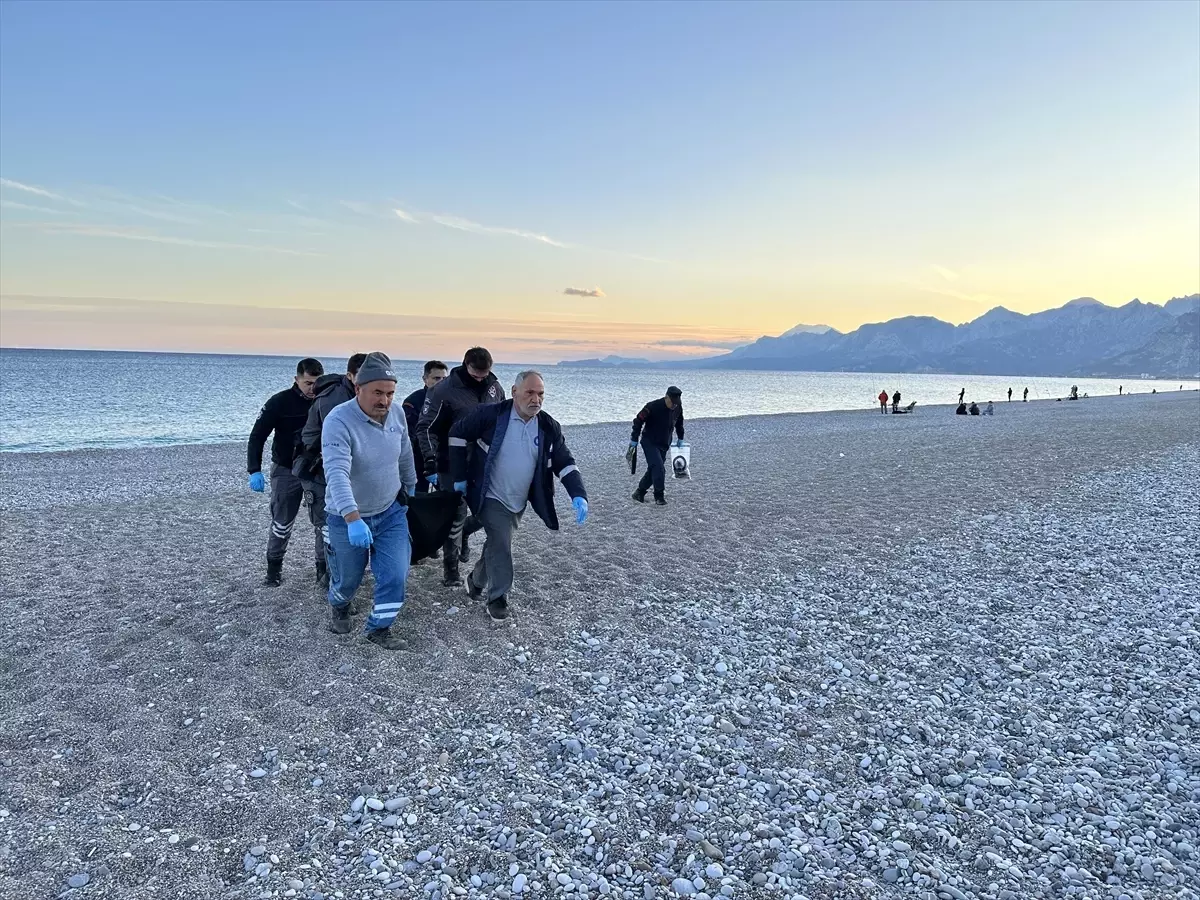 Antalya’nın Muratpaşa Sahilinde Şok Edici Görüntü: Erkek Cesedi Bulundu