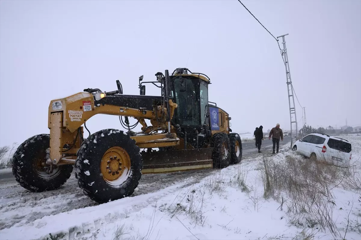 Arnavutköy Belediyesi Kar Yağışıyla Mücadelede 24 Saat Hizmet Veriyor