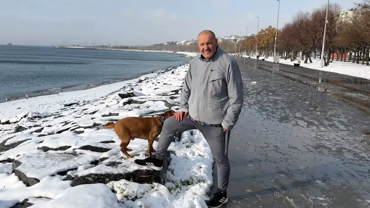 Kar Yağışında Denize Giren Adamın Cesur Meydan Okuması