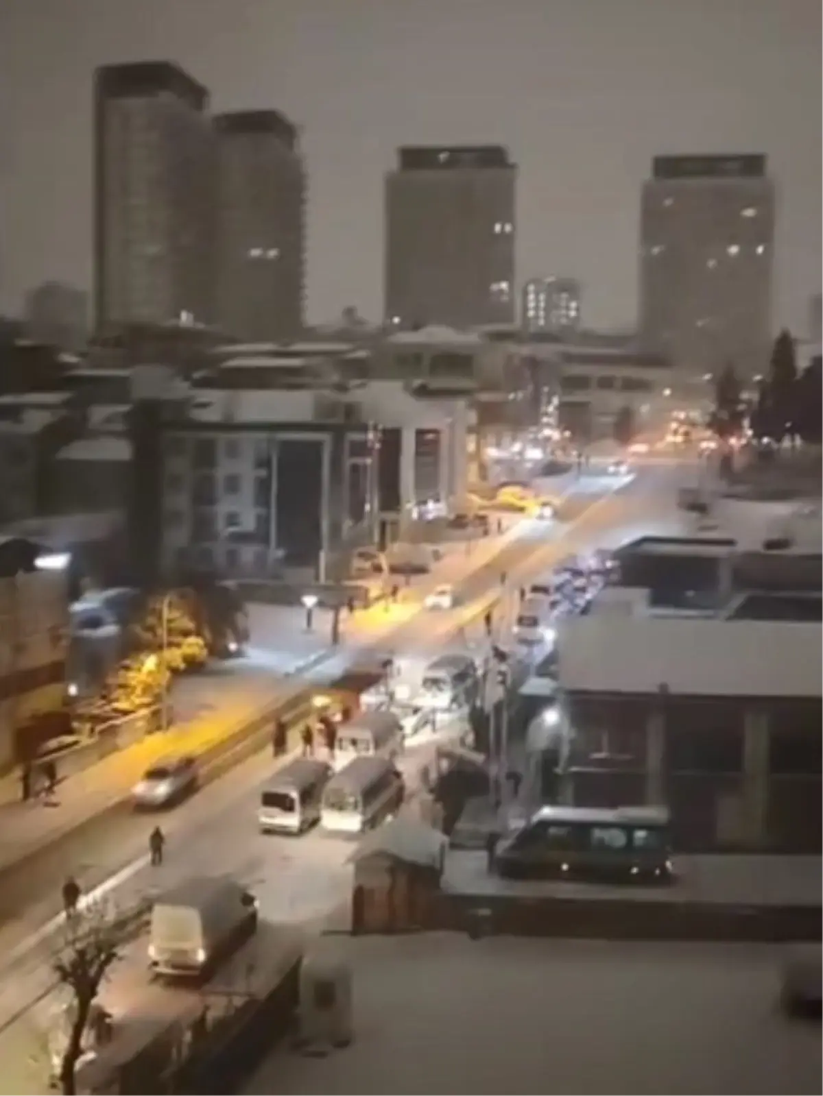 İstanbul’da Şiddetli Kar Yağışı Trafiği Felç Etti: Bağcılar ve Bahçelievler’de Kazalar Artıyor