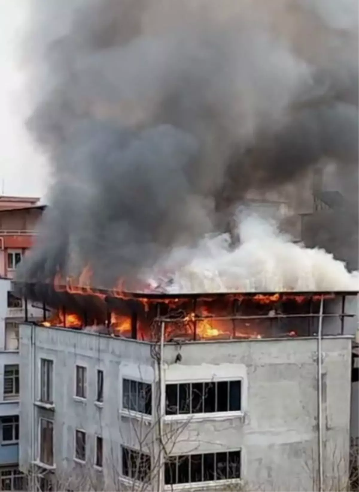 İlkadım’da Çatı Katında Çıkan Yangın Hızla Kontrol Altına Alındı