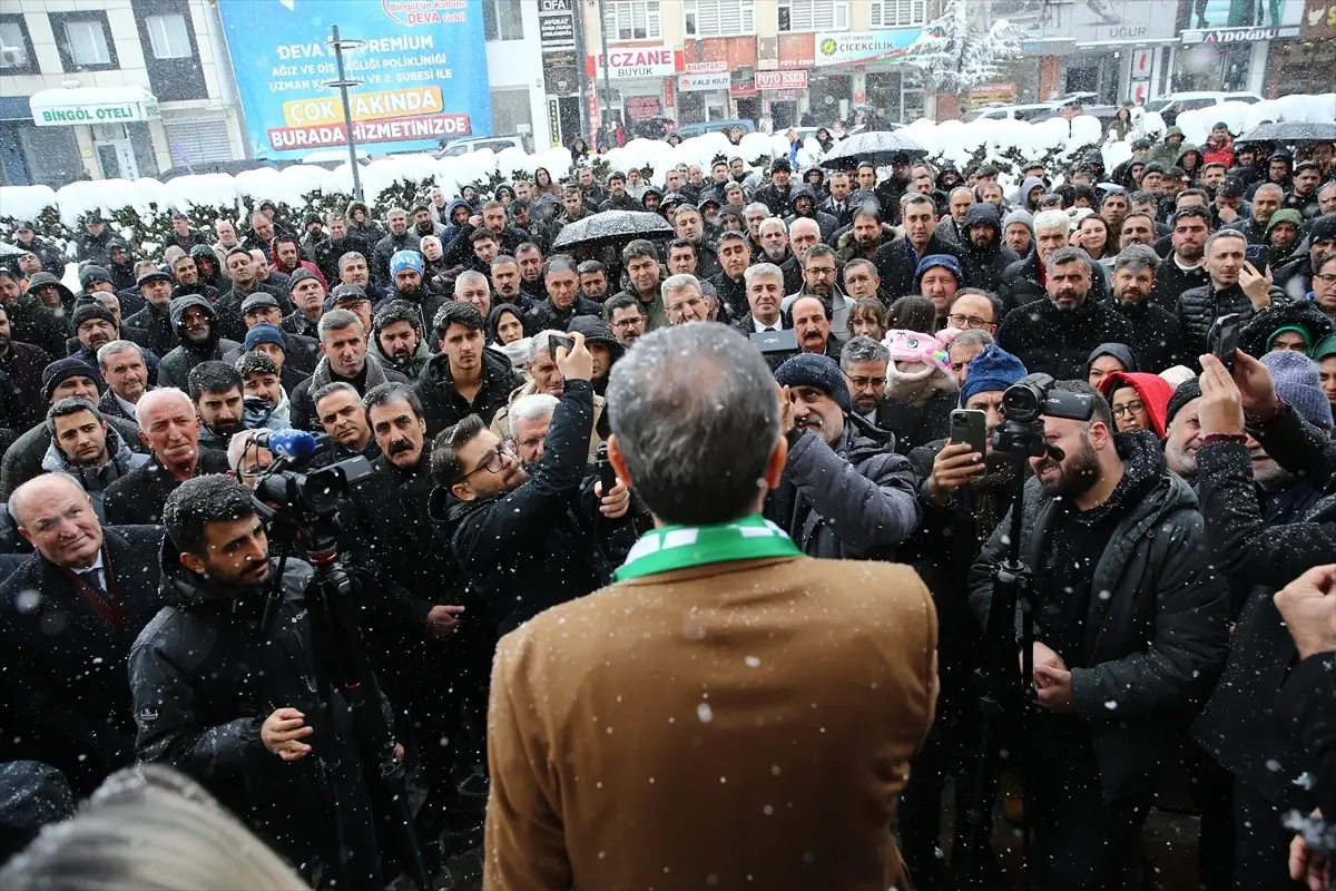 Bingöl Valisi Ahmet Hamdi Usta, Kar Yağışı Altında Yalova'ya Atanırken Veda Töreni Gerçekleştirildi
