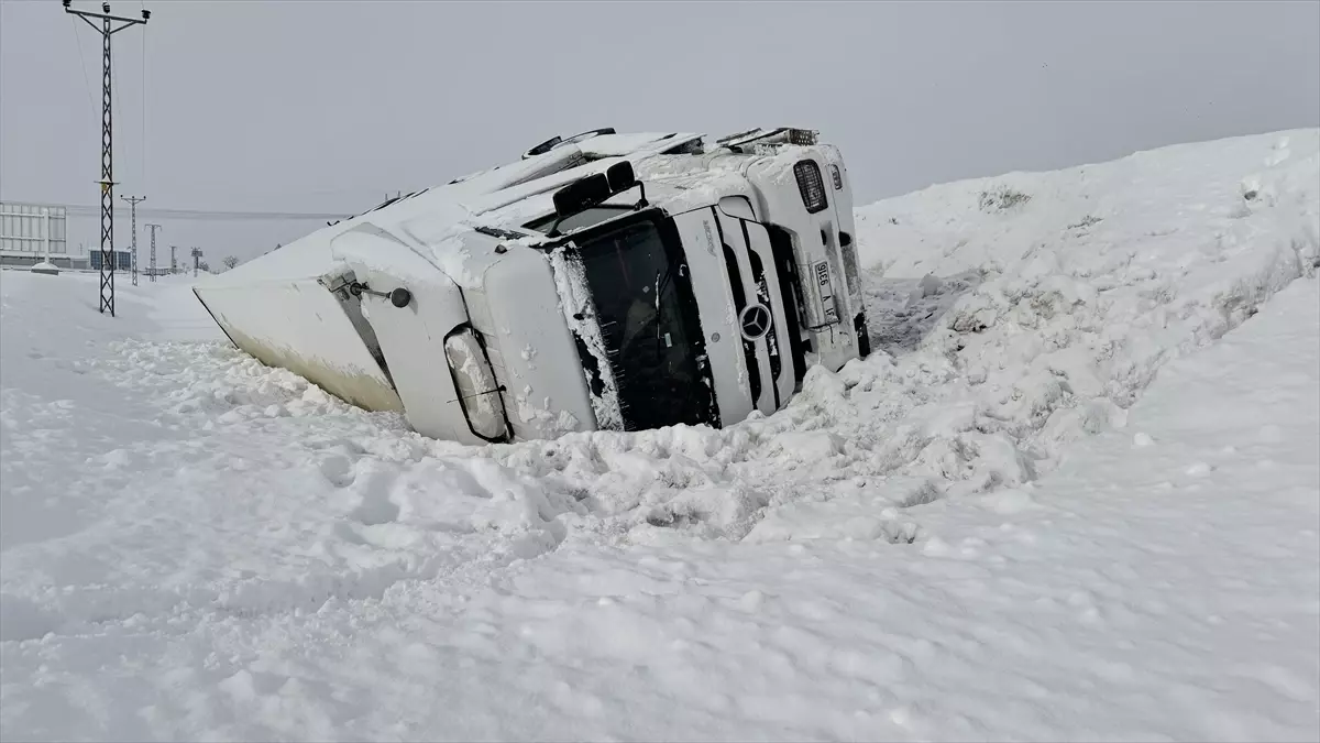 Bitlis‑Tatvan Kar Yolunda Tır Devrildi: Yaralanma Yok, Hasar Oluştu