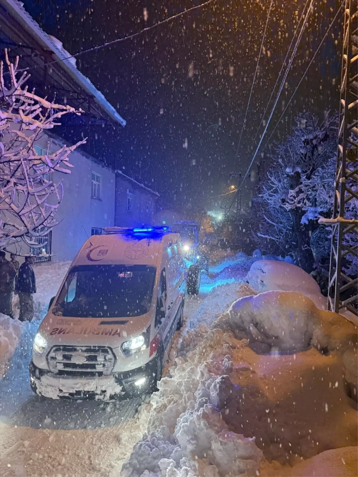 Bitlis’te Karla Kaplı Köyde Acil Sağlık Ekibi Müdahalesi