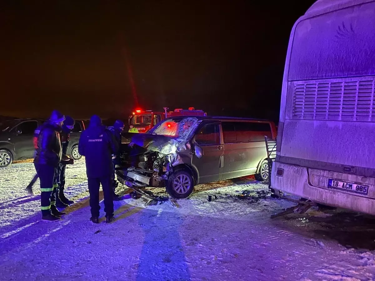 Çankırı'da Servis Otobüsü ve Panelvan Çarpıştı: 3 Yaralı Hastaneye Kaldırıldı