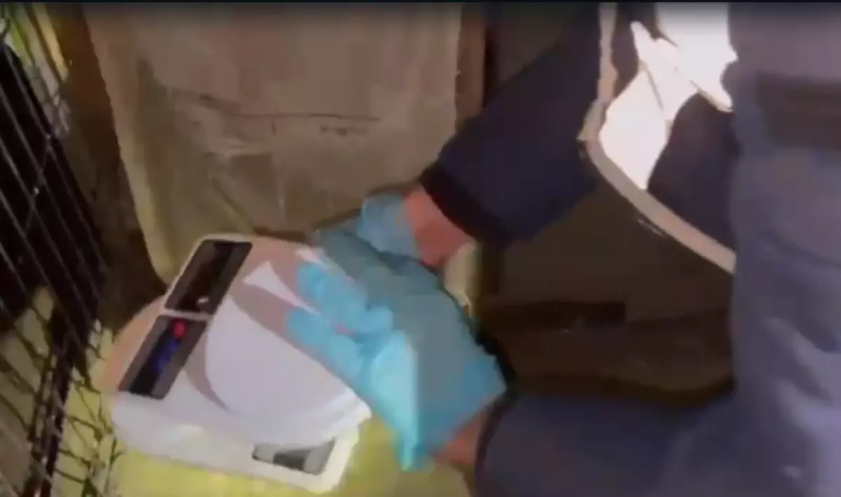 İzmir Karabağlar’da Uyuşturucu ve Silah Kaçakçılığına Büyük Operasyon