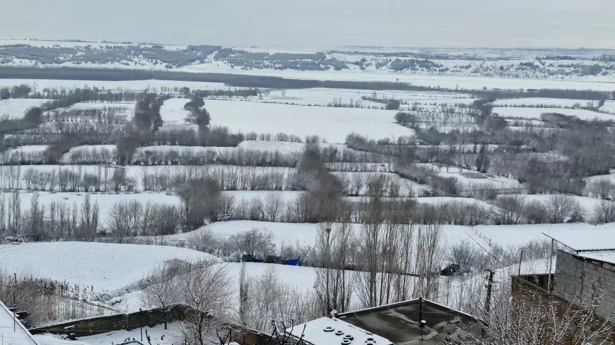 Diyarbakır’da Kar Yağışı Şehri Beyaz Şölenle Buluşturdu