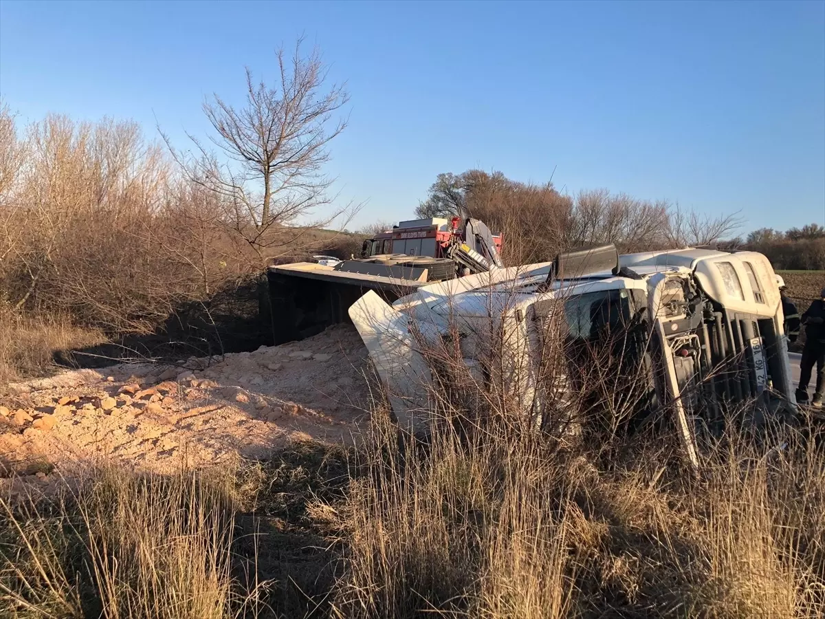 Edirne-Lalapaşa Yolunda Tır Devrildi, Sürücü Hastaneye Kaldırıldı