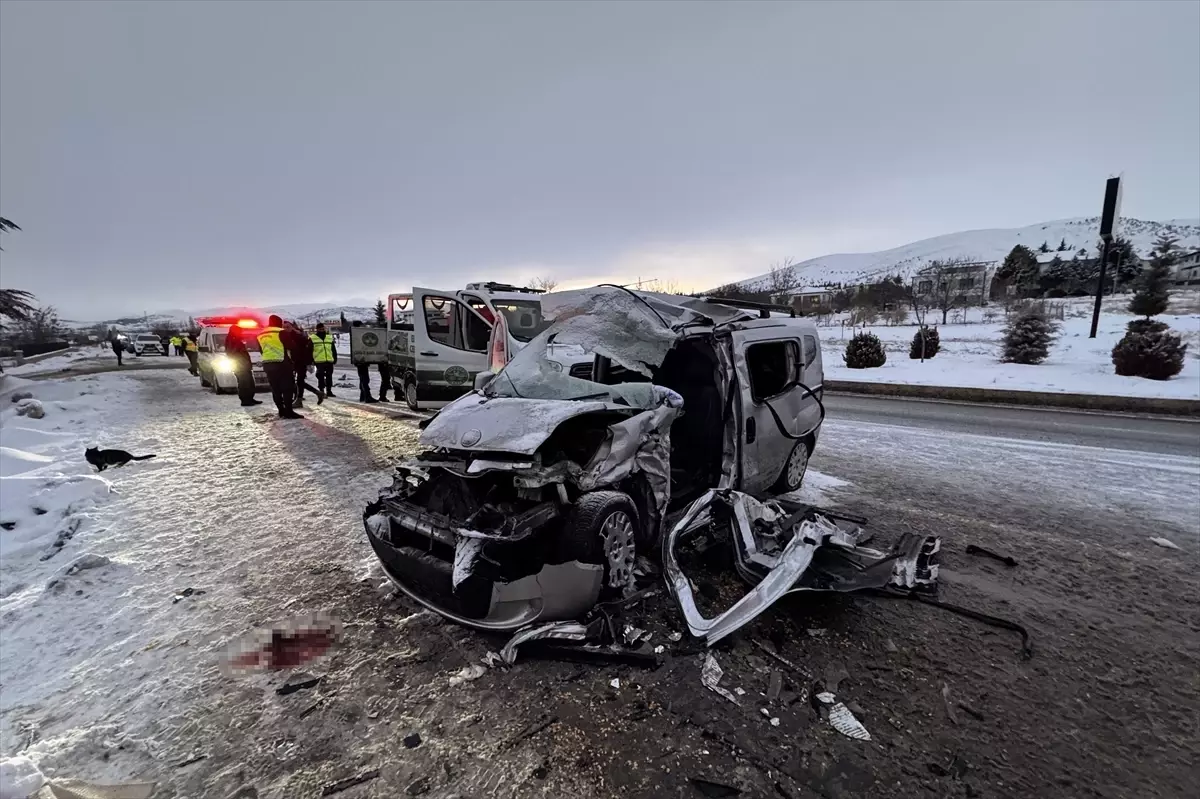 Elazığ’da Park Halindeki Tırın Hafif Ticari Araca Çarpmasıyla 2 Kişi Hayatını Kaybetti