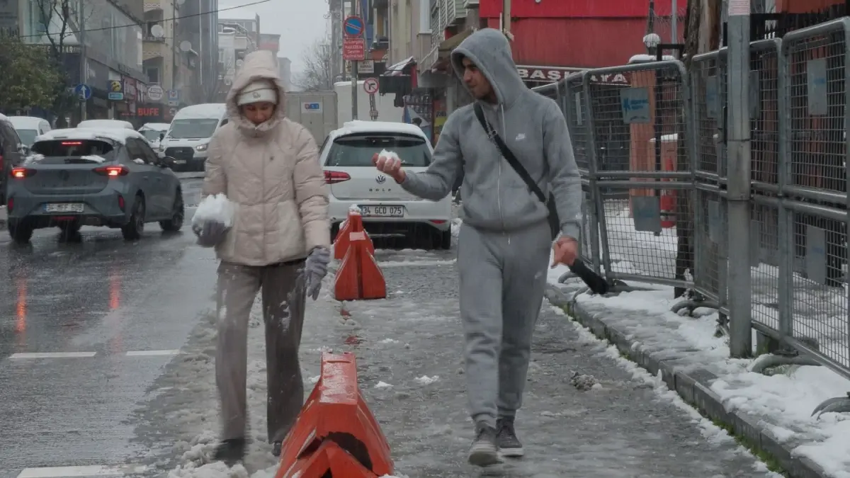 İstanbul’da Kar Büyüsü: Çocuklar Buzlu Sokaklarda Neşeyle Koştu