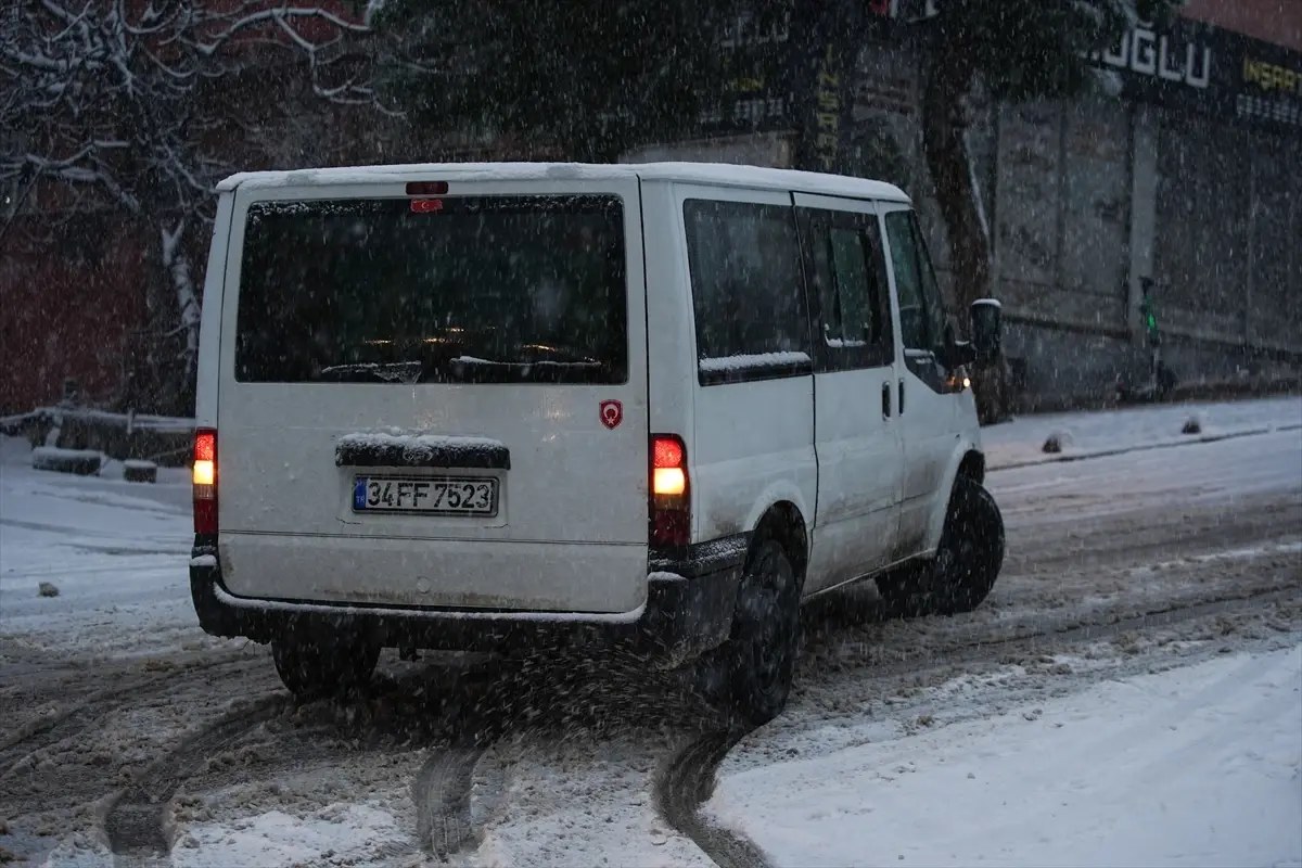 İstanbul’da Kar Yağışı Şiddetini Koruyor, Yol Kapamaları Artıyor